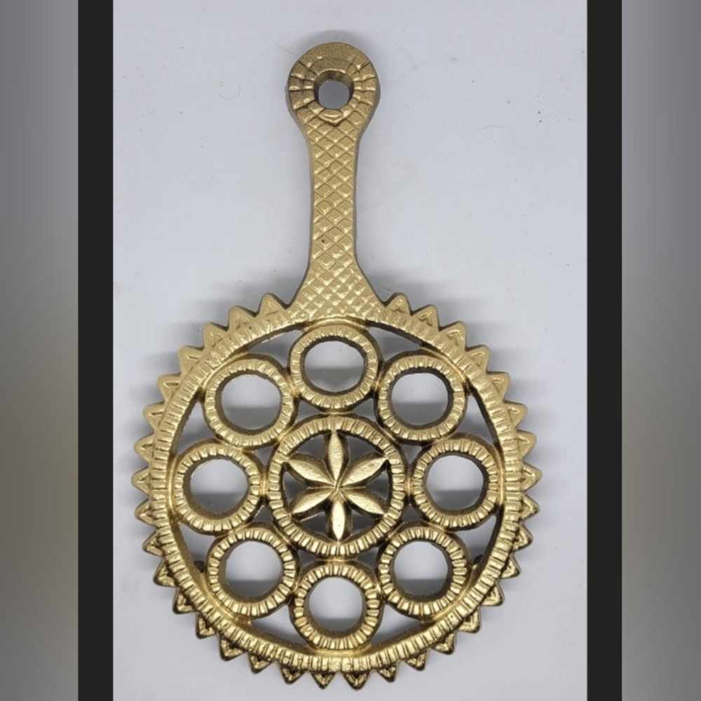 Trivet, trivets, footed trivet, cast metal trivet, cookware, kitchen, hex sun
